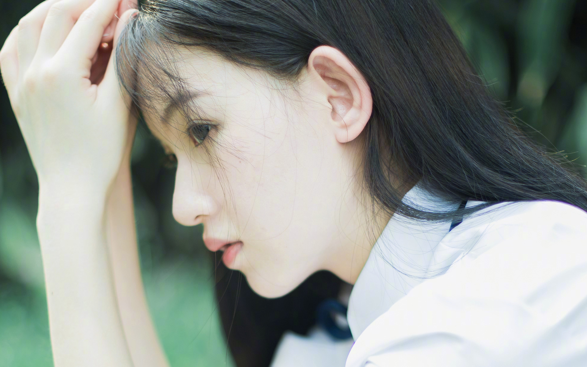 《赛场外的故事:幕后工作人员的平凡与执着》,赛场内外的英文