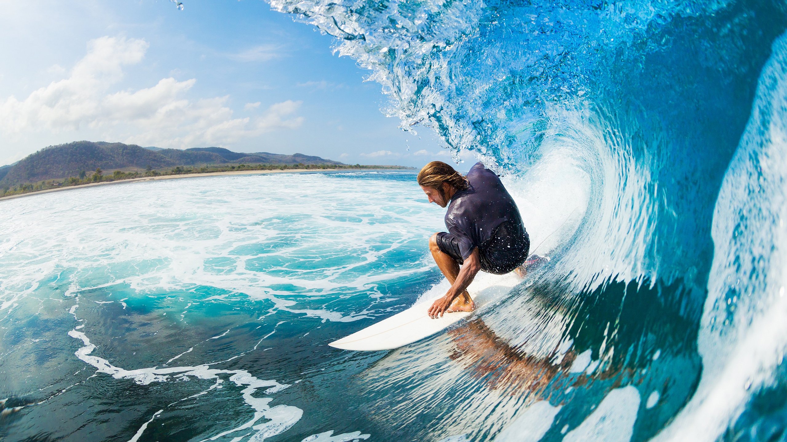 “高新体育中心:健力选手破纪录,举重赛场力与美的完美呈现”