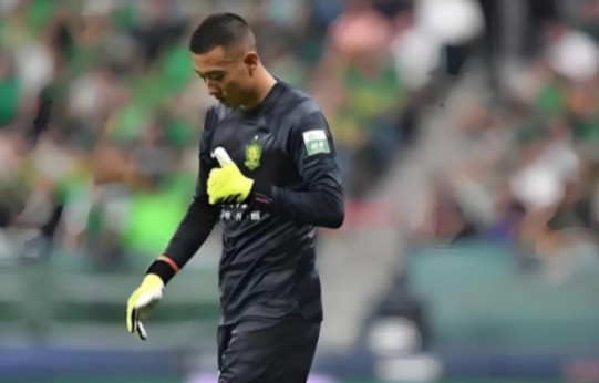 爱游戏APP:年轻门将韩佳奇“黄油手”，球迷：这球也能“漏”？的简单介绍