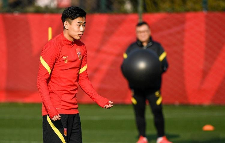 爱游戏APP:年轻球员戴伟浚“技术扶贫”？球迷：中国足球的希望全靠他了？的简单介绍